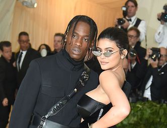 Kylie Jenner i Travis Scott pierwszy raz po narodzinach dziecka pozowali razem na gali MET (ZDJĘCIA)