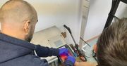 Policjanci zatrzymali podejrzanego o kradzież samochodu katalizatorów.