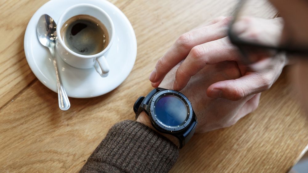 Smartwatche w różnych przedziałach cenowych. Wyglądają jak proste zegarki 1