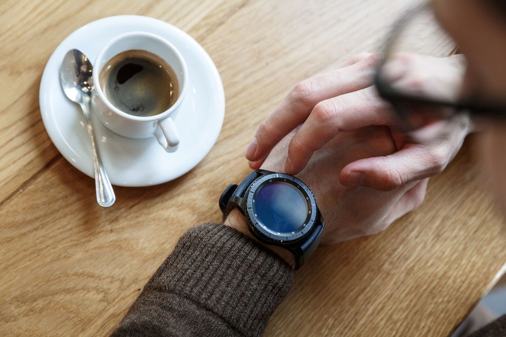 Smartwatche w różnych przedziałach cenowych. Wyglądają jak proste zegarki 1