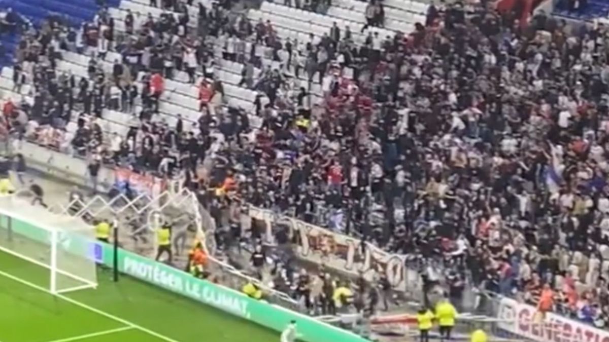 Kibice Olympique Lyon próbują wtargnąć na murawę