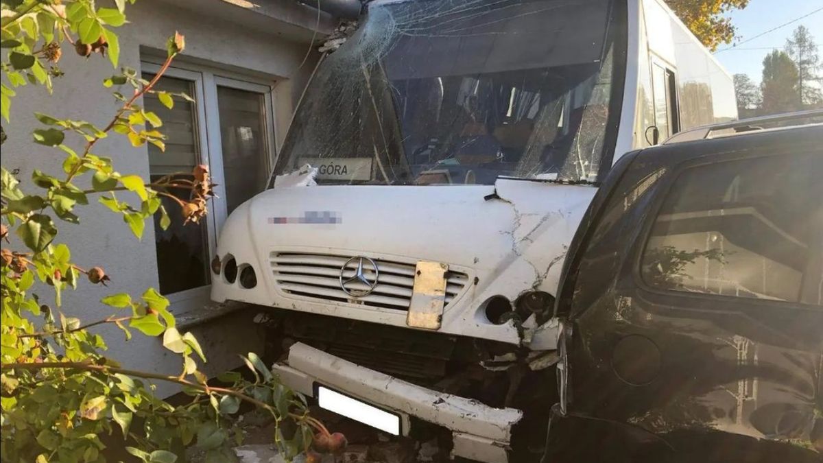 Wjechał w dom. Wiózł dzieci