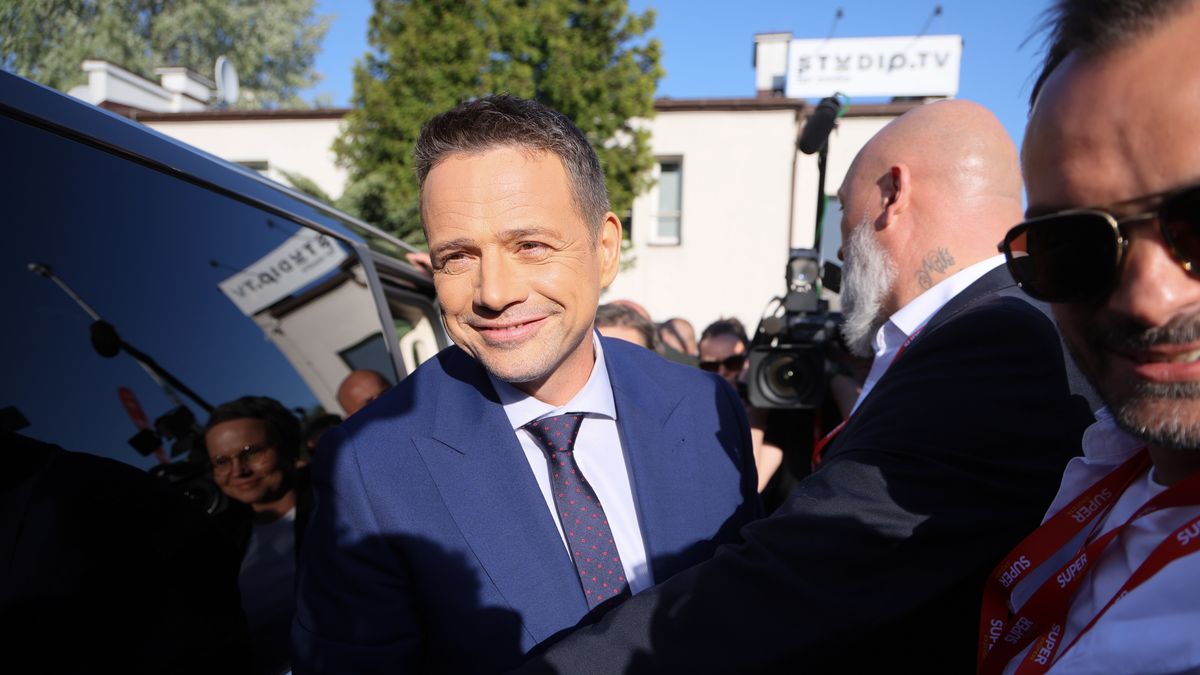 Warszawa, 28.04.2025. Wybory Prezydenta RP 2025 - kampania. Kandydat KO w zbliżających się wyborach prezydenta RP, prezydent Warszawy Rafał Trzaskowski w drodze na debatę prezydencką "Super Expressu", 28 bm. w Studio ZPR Media w Warszawie. (sko/mr) PAP/Rafał Guz