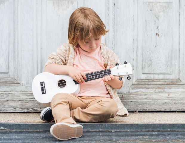 Chłopiec gra na gitarze