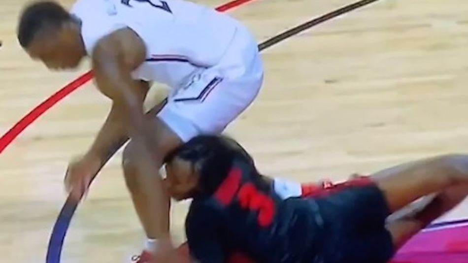 Twitter / Sędziowie wyrzucili go z parkietu, bo... ugryzł przeciwnika