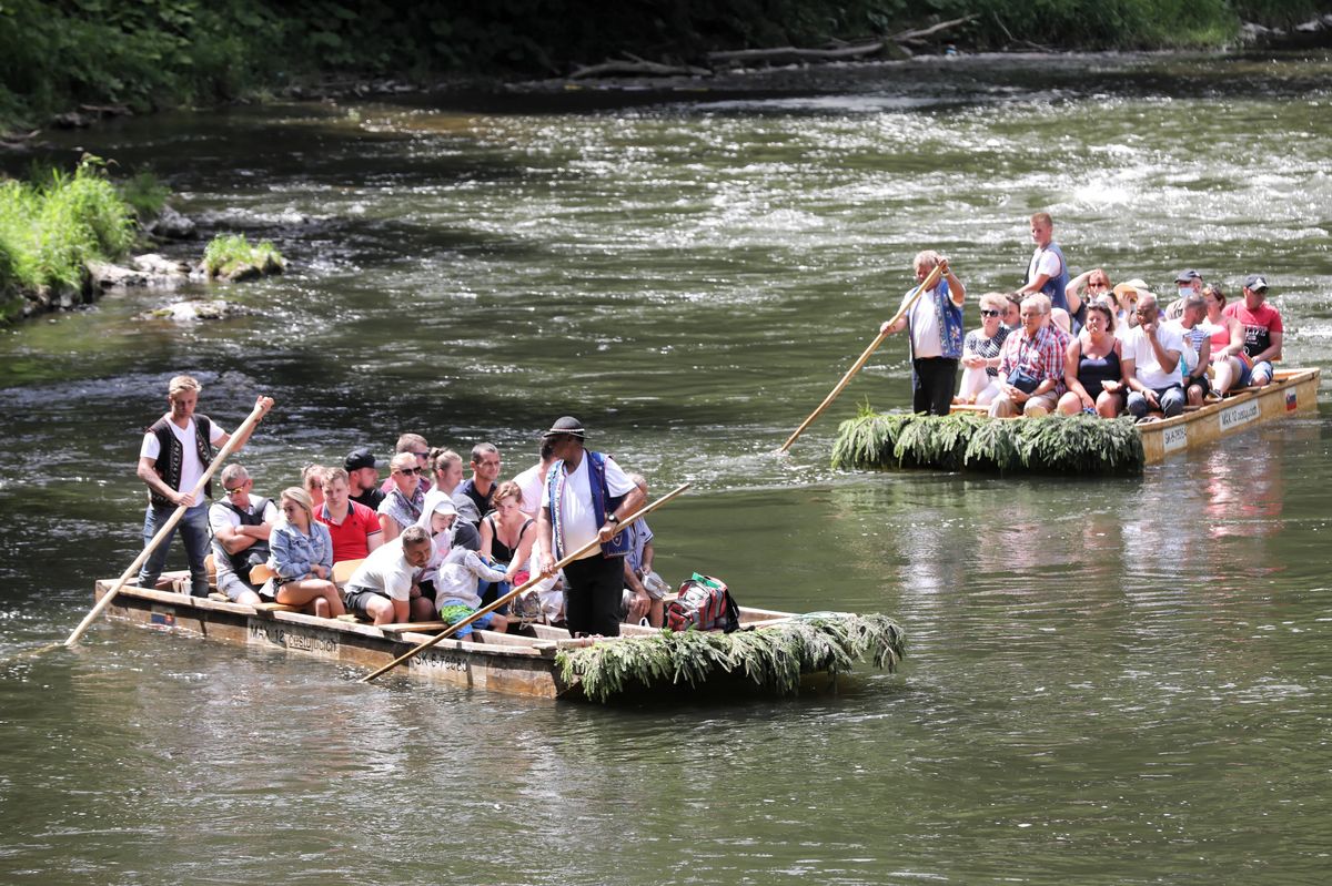W Polsce na tratwach płynie 12 osób. Na zdjęciu uczestnicy spływu przełomem Dunajca w Szczawnicy w Pieninach