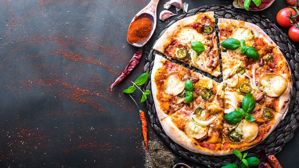 Upieczona mrożona pizza z serem na tradycyjnym cieście