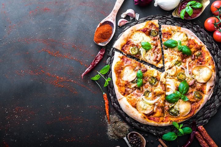 Upieczona mrożona pizza z serem na tradycyjnym cieście