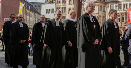 W Niemczech zajrzeli księżom do portfeli. Zarobki szokują