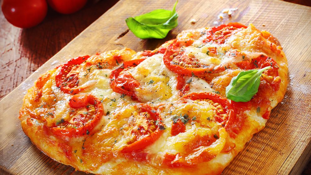 Upieczona mrożona pizza z serem na grubym cieście