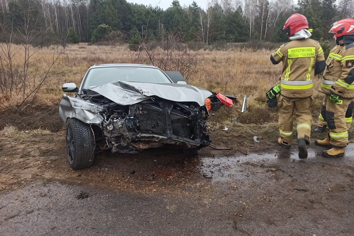 Zderzenie Subaru - strażacy usuwają skutki z drogi