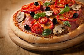 Upieczona mrożona pizza z mięsem i warzywami na tradycyjnym cieście