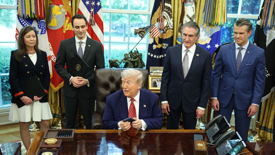 Trump wycofuje się z ceł na UE