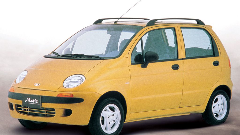 Pierwszym samochodem Roberta Lewandowskiego było daewoo matiz. Na tym małym pojeździe nasz piłkarz uczył się jeździć. Niektóre publikacje podają, że auto otrzymał on od ojca.