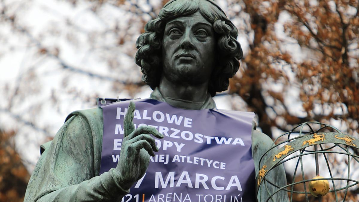 Na pomniku Mikołaja Kopernika w Toruniu zawieszono reklamowy plastron
