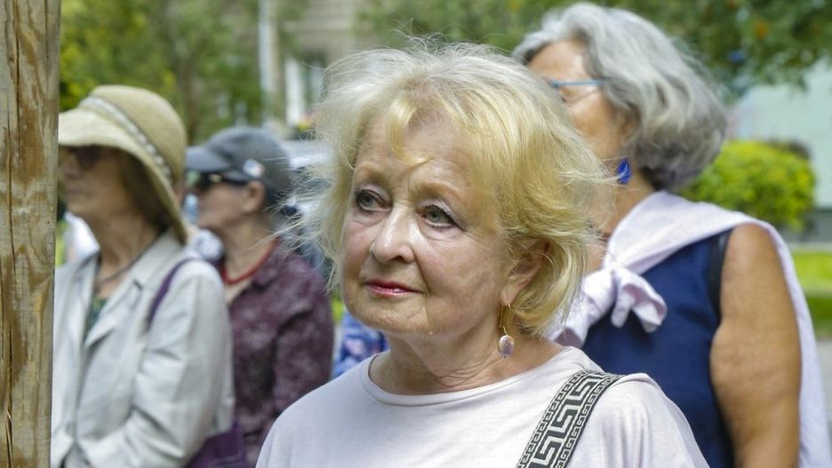 Magdalena Zawadzka i Gustaw Holoubek to jedno z najbardziej znanych małżeństw w polskim świecie aktorskim. Para wzięła ślub w 1973 roku. Na zdjęciu Magdalena Zawadzka na Skwerze im. Wojciecha Młynarskiego na warszawskim Mokotowie. Rok 2024. Zapraszamy do naszej galerii, aby zobaczyć, jak dziś wygląda Jan Holoubek, syn Magdaleny Zawadzkiej i partner Magdaleny Różczki &gt;&gt;&gt;&gt;