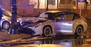 Lublin: Zderzenie hyundaia z toyotą na skrzyżowaniu. Jeden z pojazdów uderzył w latarnię