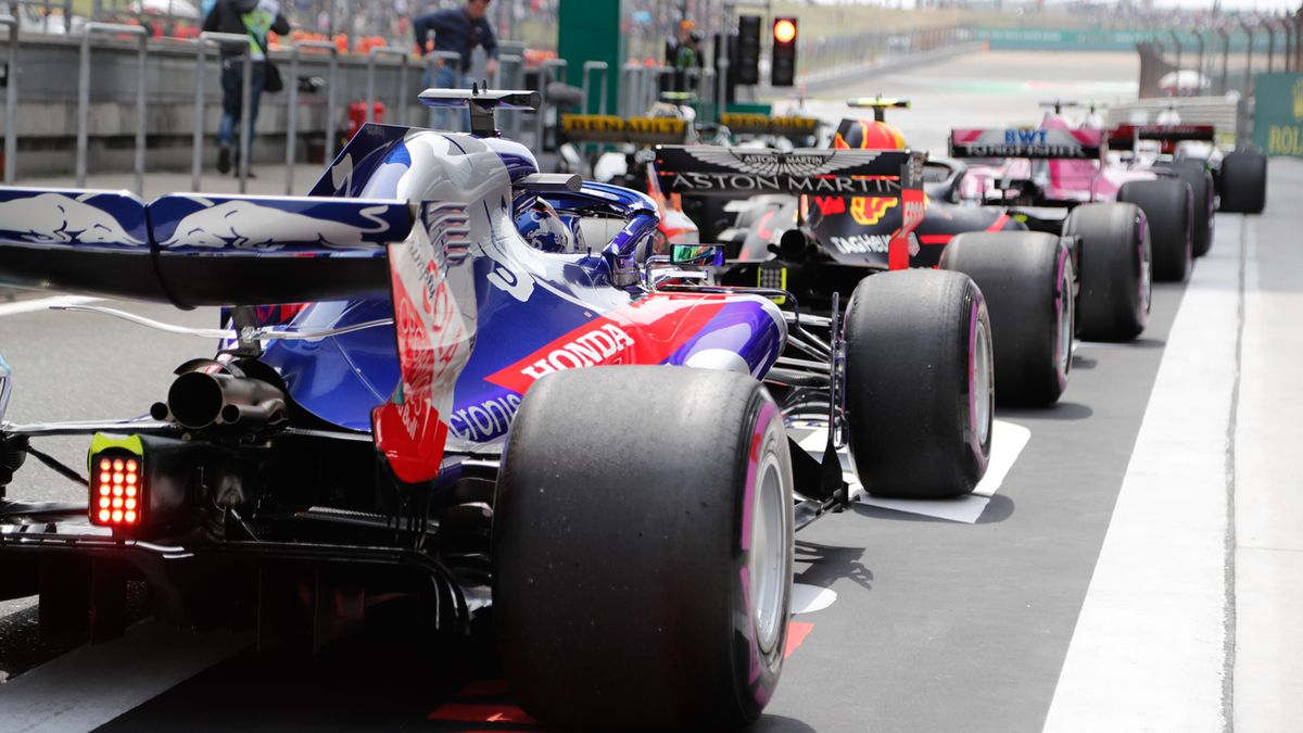 samochody F1 w pit-lane