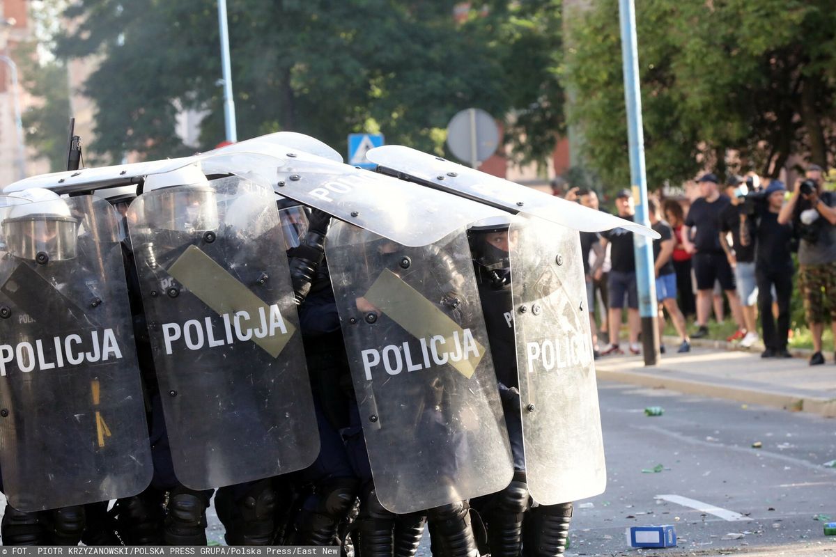 Zamieszki w Lubinie. W policjantów rzucano kamieniami i koktajlami Mołotowa 