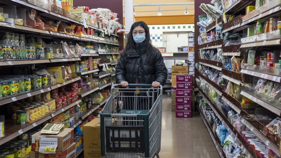 Koronawirus. USA z nowymi restrykcjami. "Stoimy nad przepaścią"