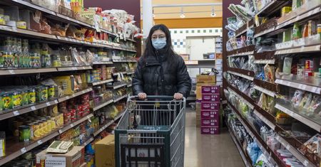 Koronawirus. USA z nowymi restrykcjami. "Stoimy nad przepaścią"