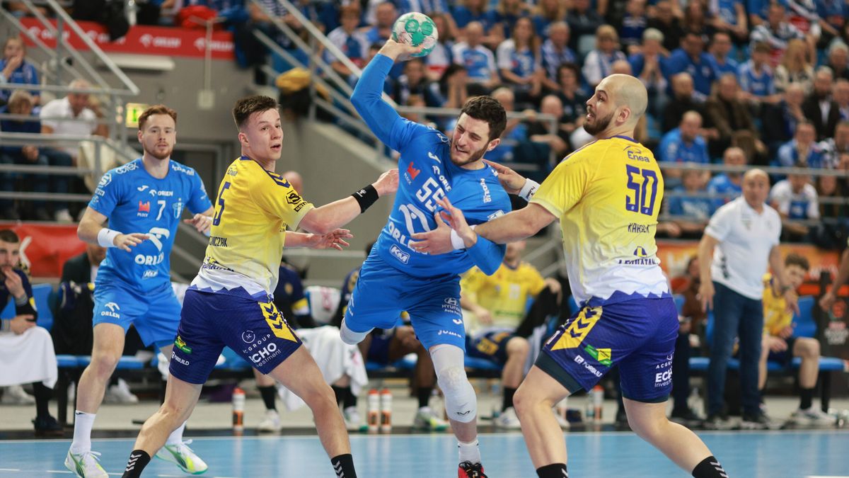 PAP / Szymon Łabiński / Na zdjęciu: zawodnik Orlenu Wisły Płock Niko Mindegia (2P) oraz Michał Olejniczak (2L) i Arcion Karalek (P) z Industrii Kielce