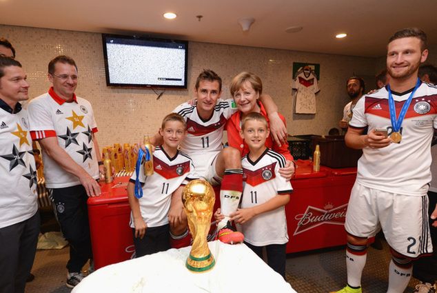 Angela Merkel w szatni Niemców po finale MŚ w 2014 roku / Fot. Lars Baron - FIFA/FIFA/Getty Images