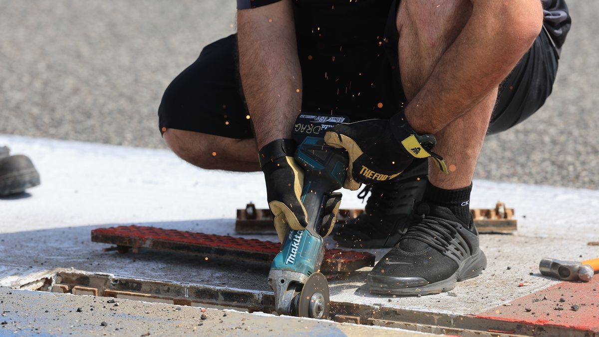 Zdjęcie okładkowe artykułu: Getty Images / Kym Illman / Na zdjęciu: prace na torze w Bahrajnie
