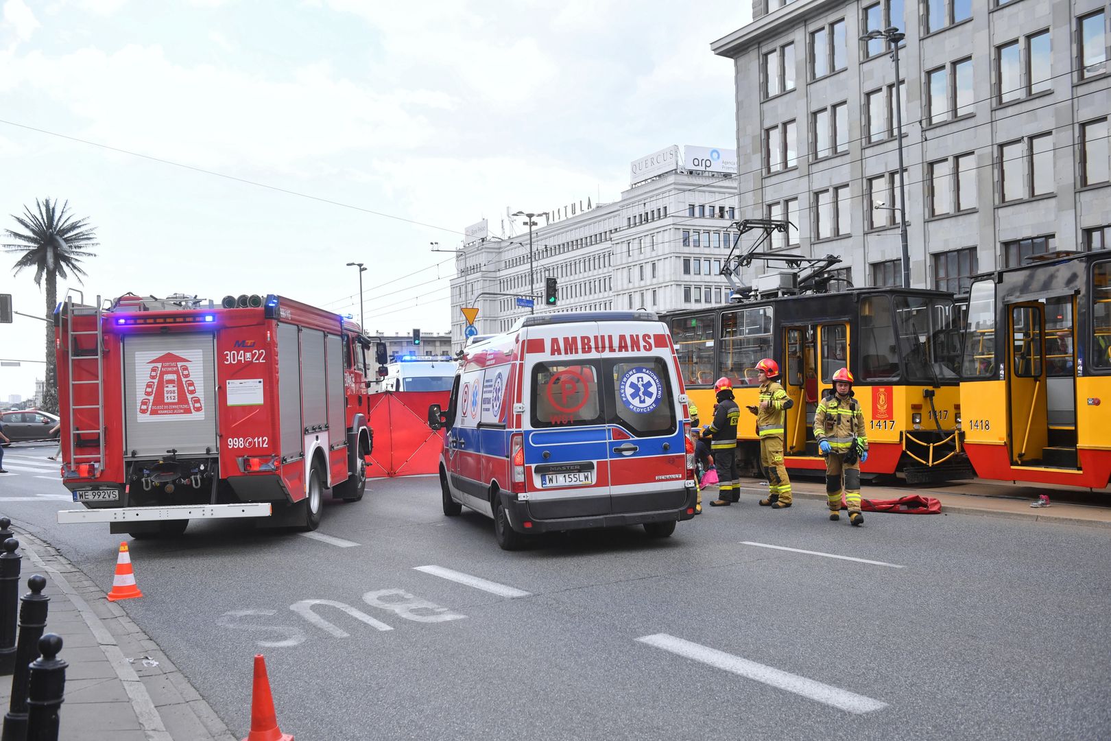 Koszmarny wypadek w centrum Warszawy. Tramwaj potrącił kobietę