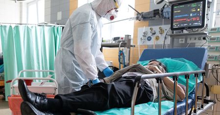 Koronawirus w Polsce. Koniec popularnej teorii. "Nadzieja tylko w szczepionkach"