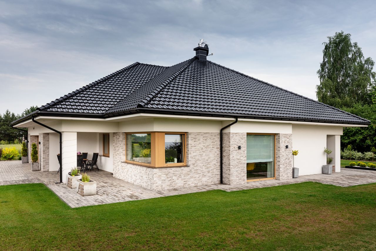 Dach kopertowy - klasyka, która nigdy nie wychodzi z mody. Jakie dachówki wybrać?