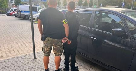 Wystawiali telefony na sprzedaż, a potem je kradli. Jeden z napastników celował "bronią" w 46-latka