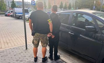 Wystawiali telefony na sprzedaż, a potem je kradli. Jeden z napastników celował "bronią" w 46-latka