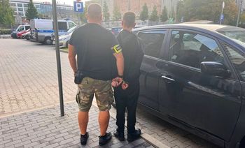 Wystawiali telefony na sprzedaż, a potem je kradli. Jeden z napastników celował "bronią" w 46-latka