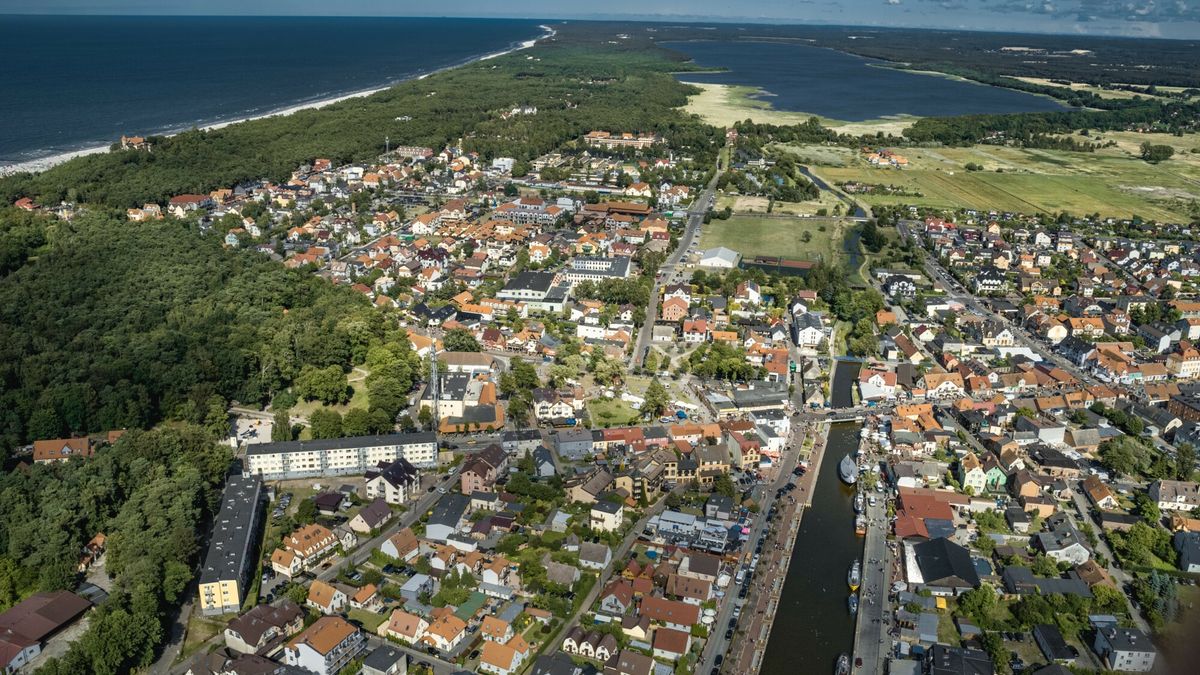 Polska DaZa
fot. Dariusz Zarod/East News 2019.07.24  Leba to jeden z najpopularniejszych polskich kurortow nad Morzem Baltyckim.  Jedna z atrakcji jest lot widokowy motolotnia lub samolotem. N/z Widok na Lebe z motolotni.
Dariusz ZAROD