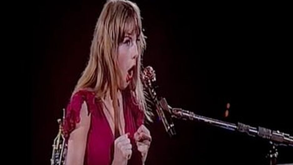Taylor Swift przy "nawiedzonym"
 fortepianie