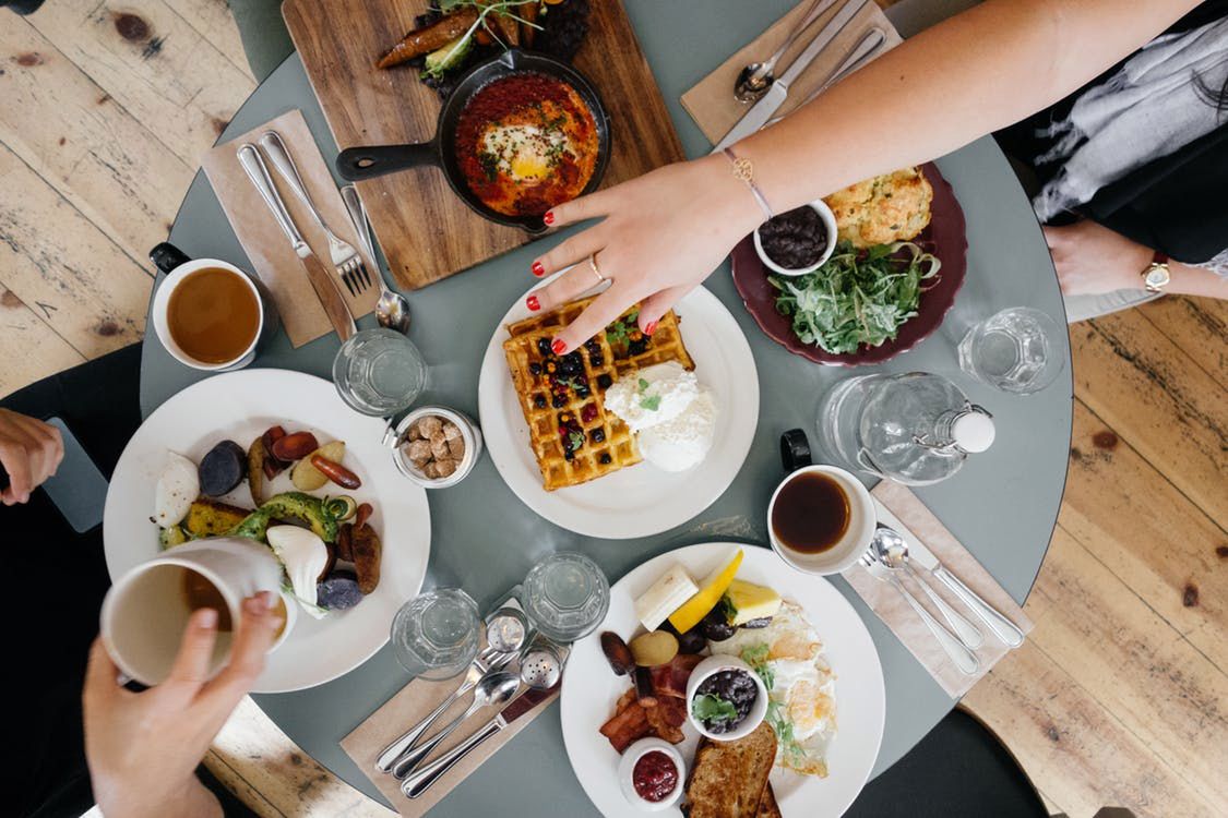 Spożywanie posiłku - Pyszności; Foto pexels.com