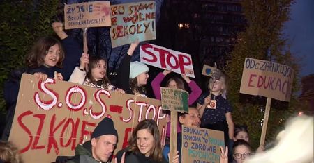 “Cenzura”, “wykluczanie nauczycieli”, “zamach na edukację domową”. Protest przed Sejmem