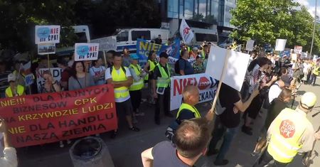 Mieszkańcy gmin zagrożonych wywłaszczeniami pod budowę CPK protestowali w Warszawie