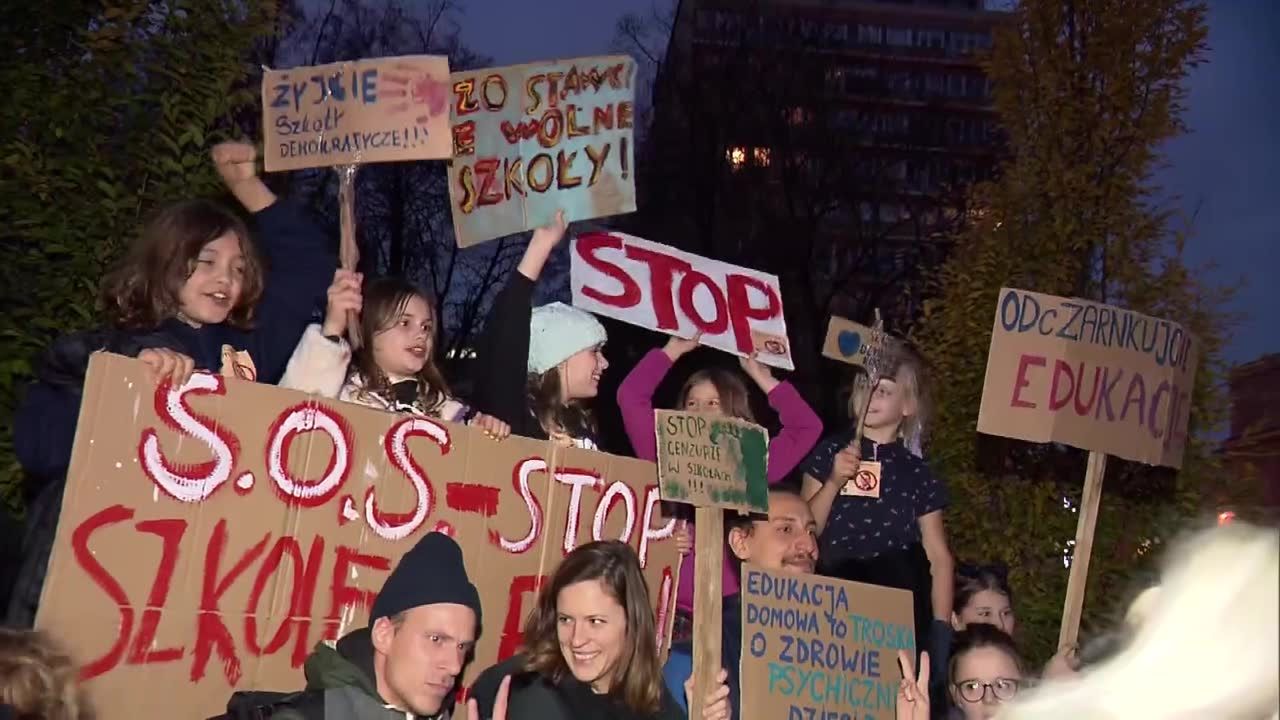“Cenzura”, “wykluczanie nauczycieli”, “zamach na edukację domową”. Protest przed Sejmem