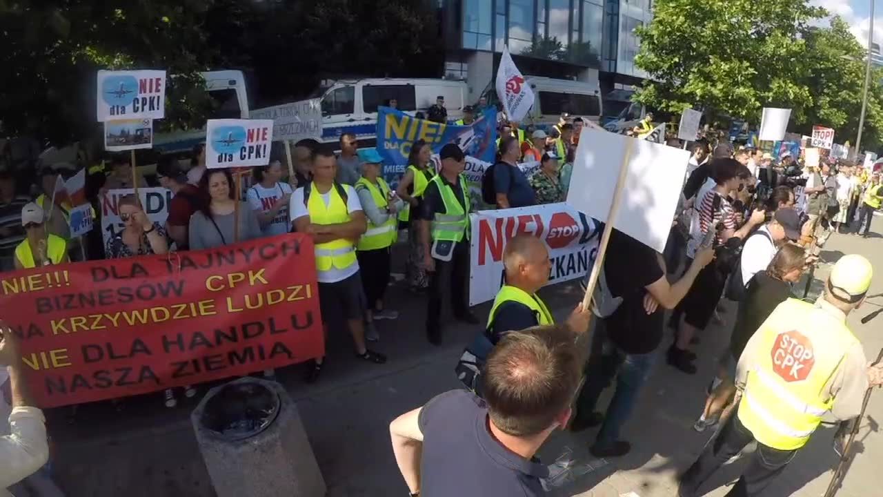 Mieszkańcy gmin zagrożonych wywłaszczeniami pod budowę CPK protestowali w Warszawie
