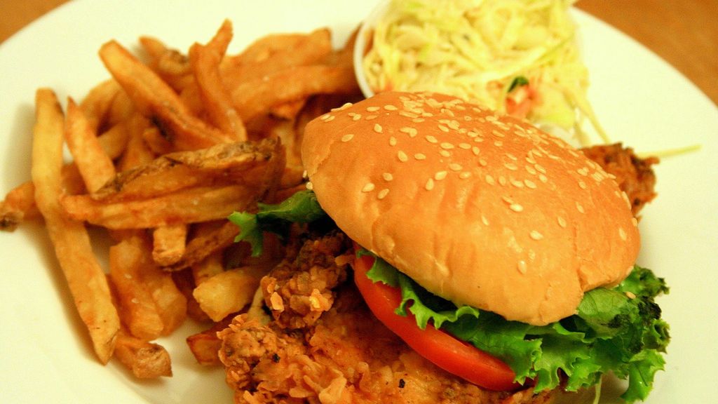 Kanapka z chrupiącym filetem z kurczaka, sałatą i majonezem