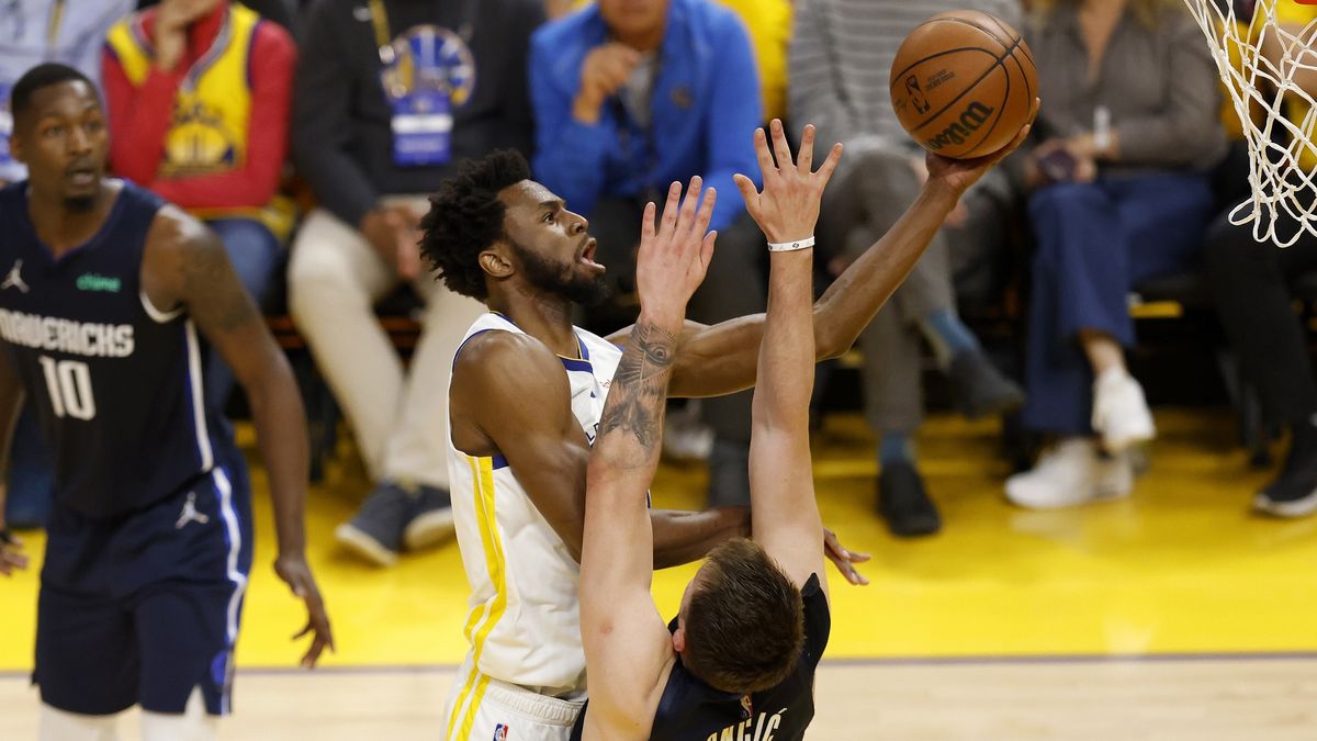 PAP/EPA / JOHN G. MABANGLO / Na zdjęciu: Andrew Wiggins (z piłką) i Luka Doncić