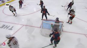 Jak on to zmieścił?! Szalony gol w NHL