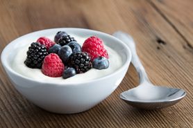 Jogurt o smaku waniliowym z dodatkiem mleka o niskiej zawartości tłuszczu i niskokalorycznym słodzikiem