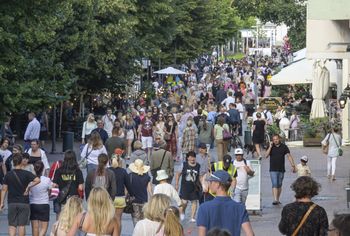 Rekord turystów w Polsce. Bałtyk zyskuje dzięki "coolcation"