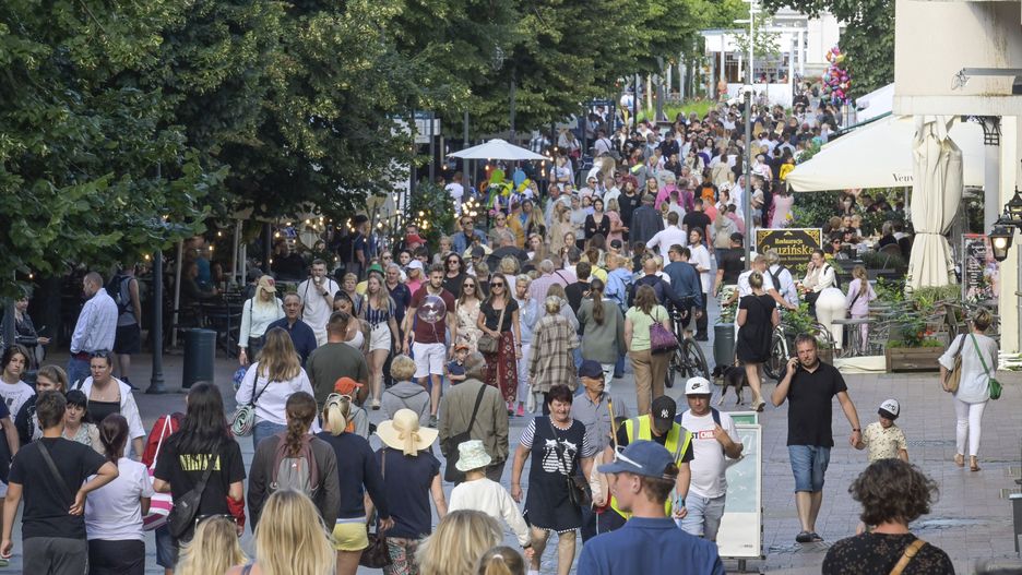 Tłumy na kultowym Monciaku w Sopocie