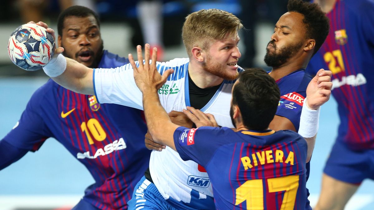 PAP / Marcin Bednarski / Maciej Gębala w walce z zawodnikami FC Barcelona