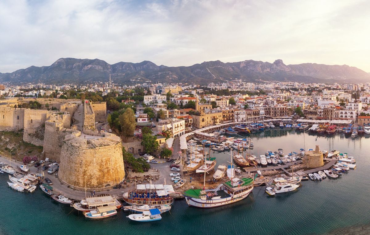Wakacje na Cyprze. Rząd pokryje koszty wakacji turystów. Warunek? Koronawirus