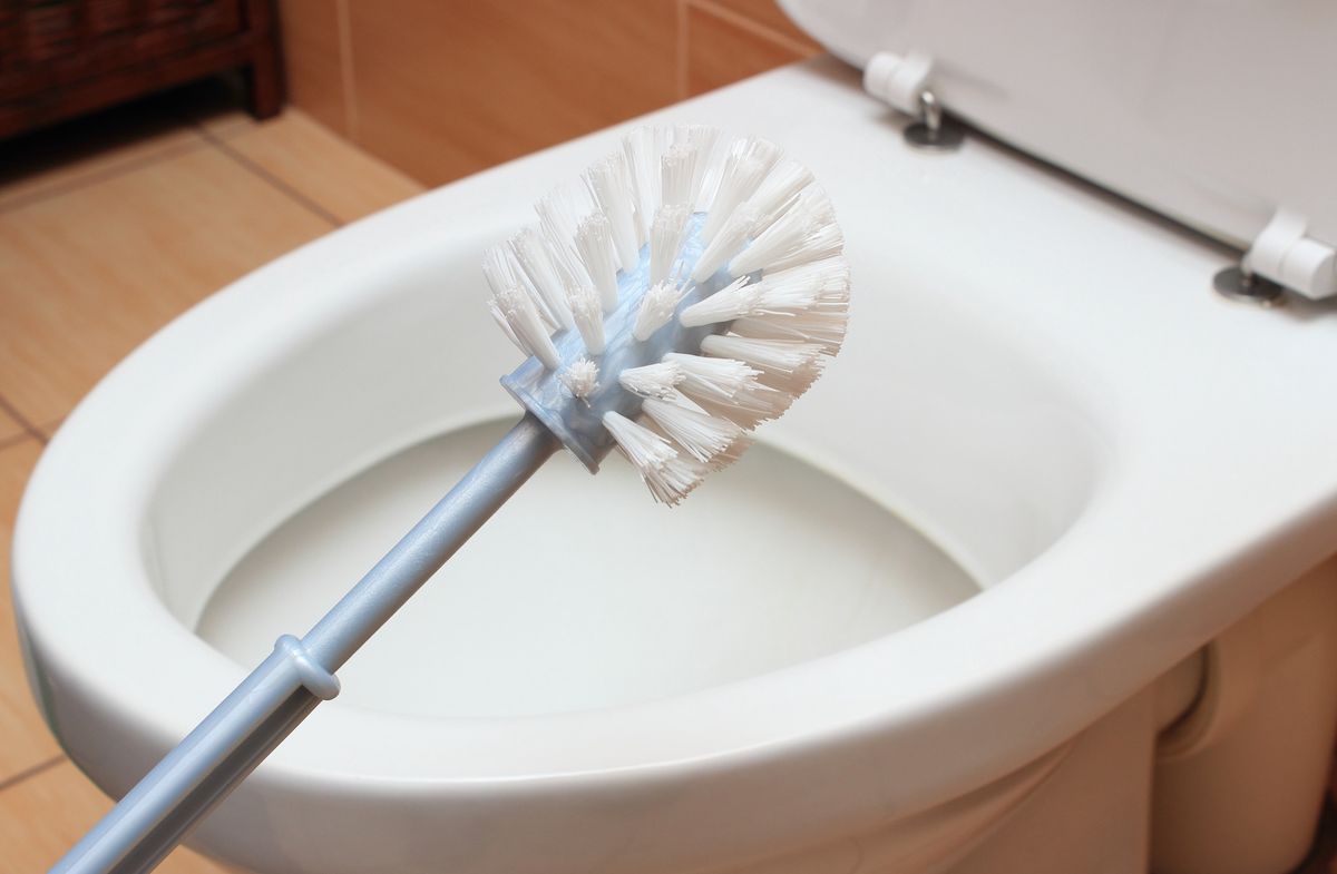 Żeby wyczyścić szczotkę od WC, będziesz potrzebować octu, wody utlenionej oraz sody oczyszczonej. 